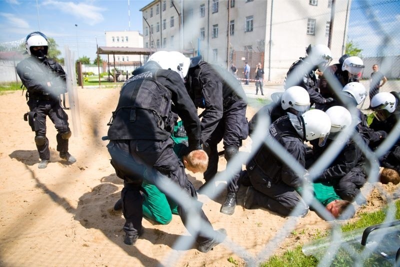 Zakład Karny. Bunt na spacerniaku i terroryści przy cysternie (zdjęcia, wideo)