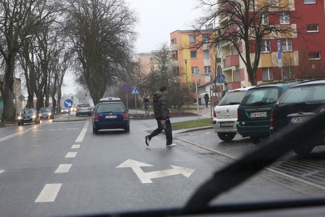 Przejście dla pieszych zostało przesunięte, ale ludzie i tak tędy przechodzą.