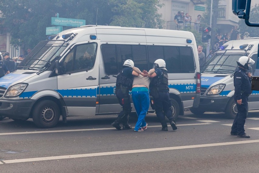 Po zajściach na marszu równości w Białymstoku policja ustaliła już tożsamość 72 osób [ZDJĘCIA]