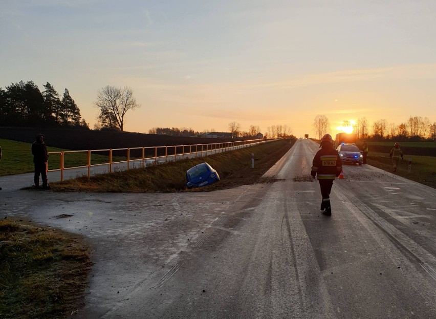 Groźny wypadek czterech pojazdów na drodze wojewódzkiej. Z...