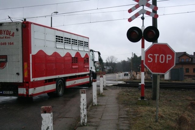 To na tym przejeździe fiat mieszkańca Szulborza niemal wjechał pod pociąg