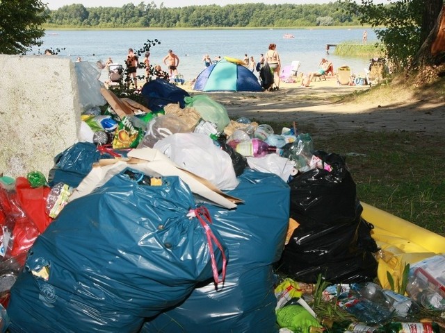 Sterta śmieci nie przeszkadza administratorowi, ani osobom korzystającym z kąpieliska.