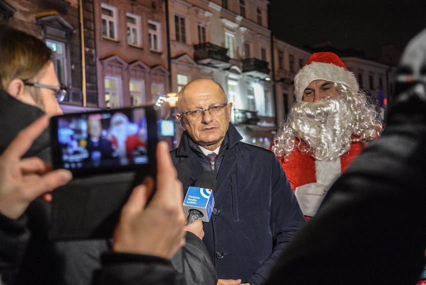 Pod lubelskim ratuszem rozbłysła świąteczna choinka (ZDJĘCIA, WIDEO)