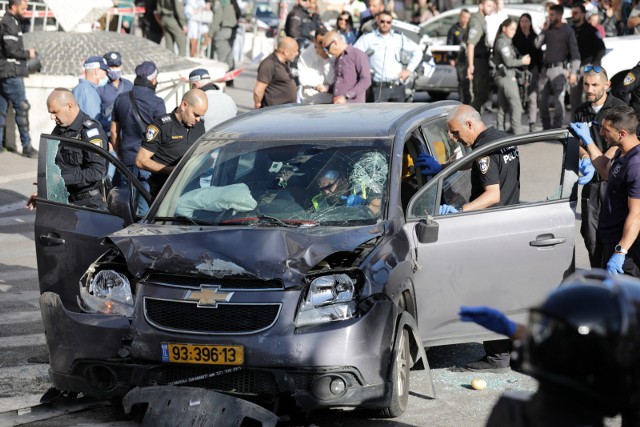Zamach w Jerozolimie. 7 osób zostało rannych po tym, jak zamachowiec wjechał w tłum ludzi. Sprawca miał zostać zastrzelony przez cywila.