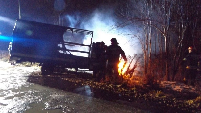 Pożar samochodu w Kielcach. Samochód się spalił, kierowca przepadł