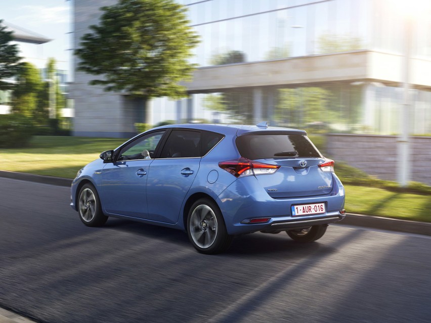 Auris Hybrid pojawił się w polskiej ofercie marki w 2010...