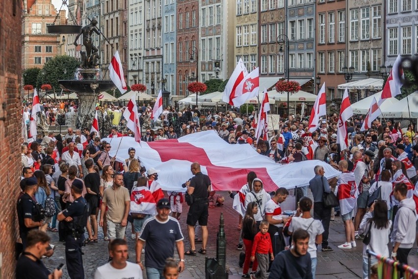 Gdańsk. Marsz Godności Białorusinów. Przeszli ulicami miasta, aby zaprotestować przeciwko reżimowi Łukaszenki. ZDJĘCIA