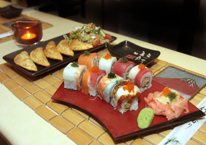 Rainbow sushi i pierożki gyoza przygotowane w restauracji...