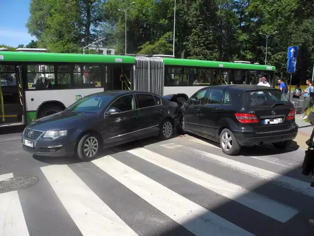 Na ul. Branickiego zderzyły się dwa samochody i autobus komunikacji miejskiej