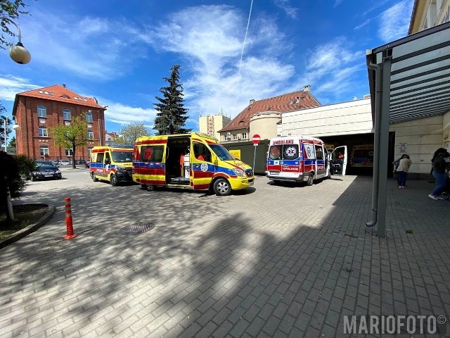 Sytuacja z każdą godziną robi się coraz poważniejsza, a ratownicy w poczuciu bezradności czekają z pacjentami w karetce przed szpitalem.