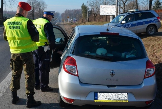 Policjanci z Szydłowca prowadzili wspólne kontrole m.in. z żandarmami wojskowymi.