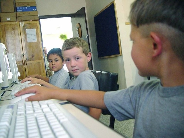 Nie zniechęcajmy dzieci do internetu. zamiast tego, nauczmy je rozsądnie korzystać z sieci. To wcale nie takie trudne.