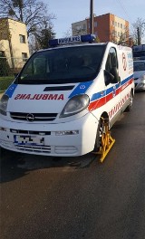 Strażnicy miejscy z Opola nałożyli blokadę na koło ambulansu. Fala krytyki w internecie