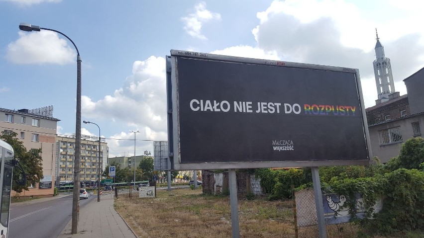 Na billboardach "Milczącej Większości" są hasła i cytaty z...