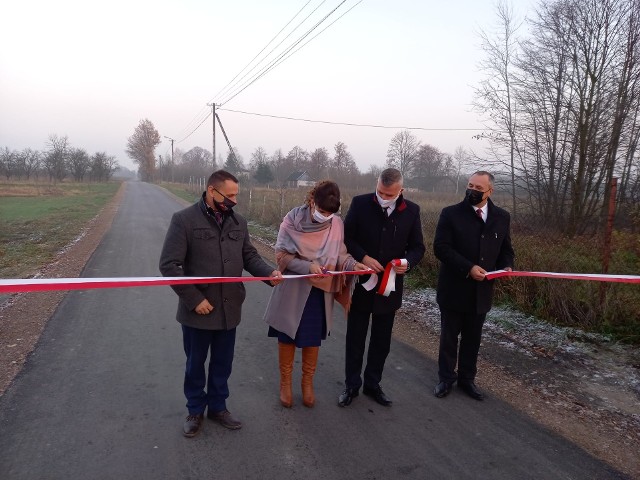 Oficjalnego otwarcia nowej drogi dokonali przedstawiciele władz gminy, w tym wójt Mariusz Strąk (pierwszy z prawej), a także wicemarszałek Rafał Rajkowski (drugi z prawej).