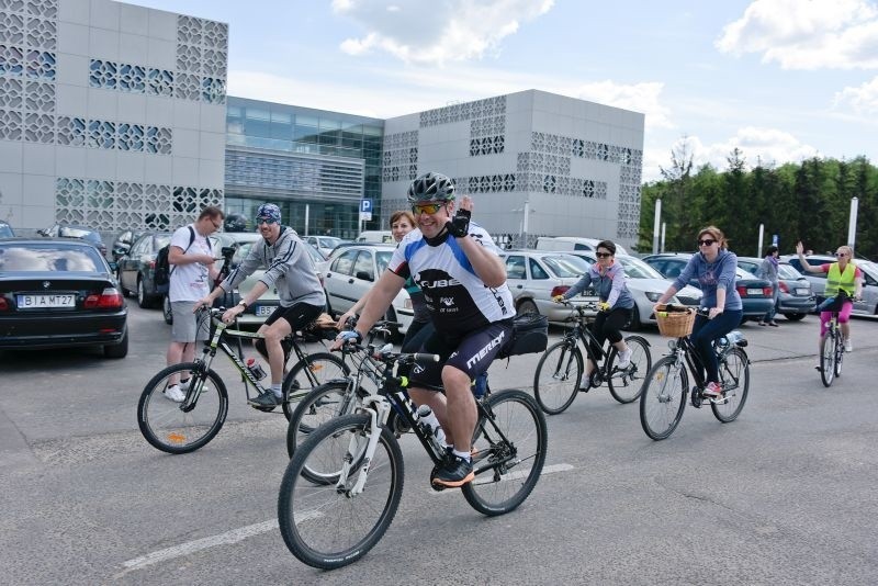 Politechnika Białostocka. Rajd rowerowy Błyśnij na rowerze wyruszył sprzed Centrum Nowoczesnego Kształcenia (zdjęcia, wideo)