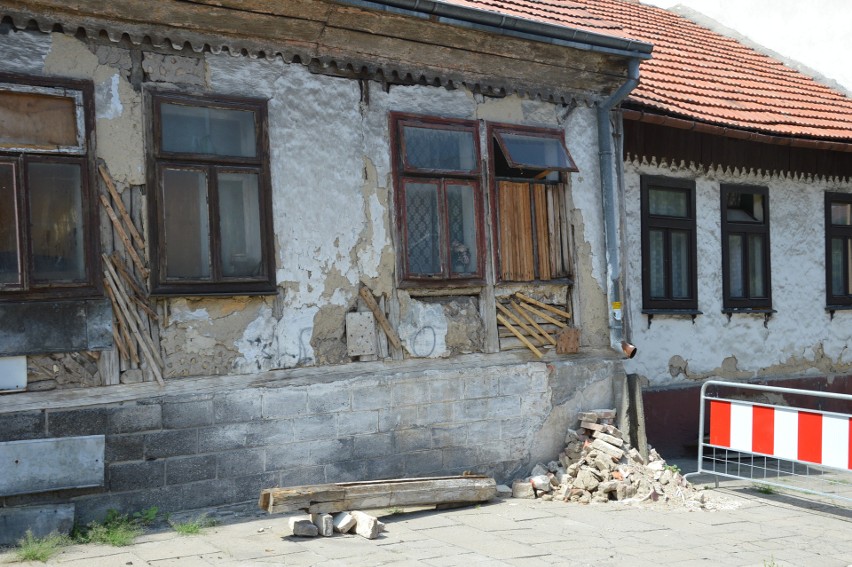 Rudera stojąca w centrum Proszowic grozi zawaleniem [ZDJĘCIA]