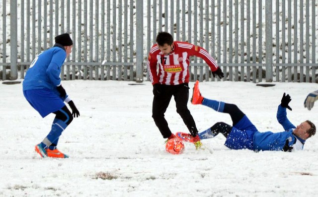 Piłkarskie derby Oświęcimia były rozgrywane nawet przy 20-stopniowym mrozie, jak to było choćby w 2016 roku.