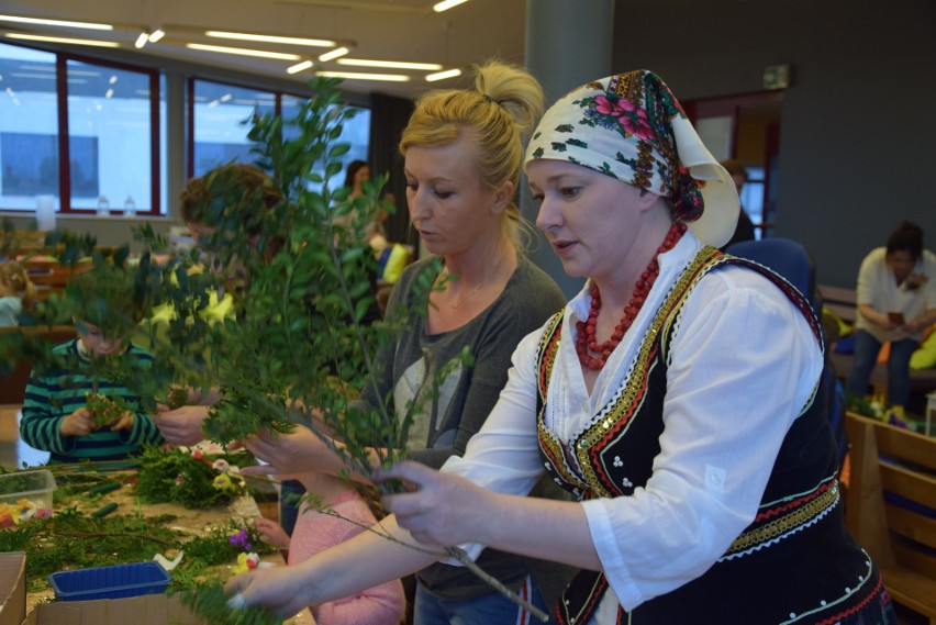 Palmy wielkanocne według starych tradycji. Krzeszowiczanie robili je samodzielnie w Kopalni Talentów [ZDJĘCIA]