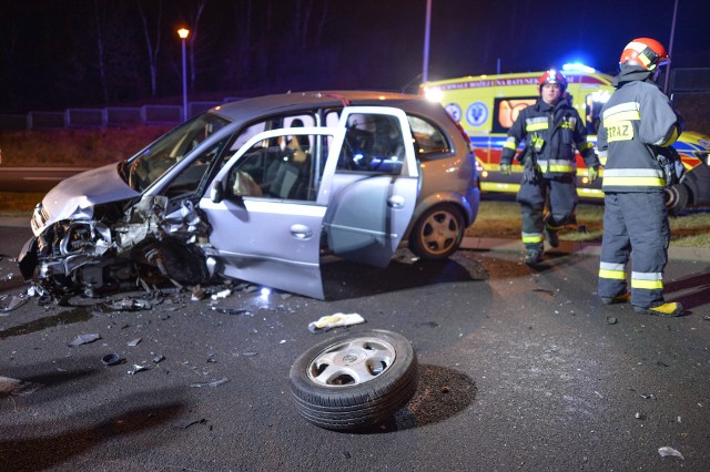 Do zdarzenia doszło w piątek o godz. 5 na drodze obwodowej Przemyśla.Kierujący oplem starszy mężczyzna wyjeżdżając z ul. Monte Cassino pojechał w lewo pod prąd ul. Krakowską, a następnie kilkaset metrów dalej na alei Wolności zderzył się czołowo z nadjeżdżającą skodą. Pogotowie ratunkowe zabrało do szpitala mężczyznę z opla i kierującego skodą.Aktualizacja, godz. 9.08- Kierujący skodą, 48-letni mieszkaniec Przemyśla jadąc aleją Wolności w kierunku Żurawicy wyprzedzał samochód ciężarowy, na wzniesieniu zderzył się z jadącym pod prąd kierującym oplem, 78-latkiem z pow. przemyskiego. W tył skody uderzyło jeszcze iveco - powiedziała podkom. Marta Fac z Komendy Miejskiej Policji w Przemyślu.Zobacz też:• Wypadek na ul. Krakowskiej w Przemyślu. Kierowca audi ranny po zderzeniu z dzikiem [ZDJĘCIA]• Wypadek w Przemyślu. 18-letni kierujący oplem dachował na prywatnej posesji [ZDJĘCIA]WIDEO: Wypadek w Sobiecinie k. Jarosławia. Zginęły dwie osoby