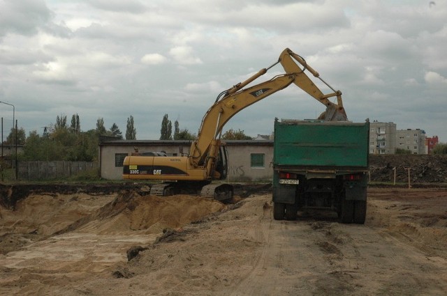 Wykop pod nieckę basenową jest już prawie gotowy.