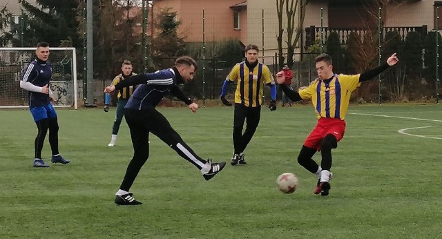 W sobotnim meczu kontrolnym czwartoligowy Neptun Końskie zremisował z Gerlachem Drzewica 1:1 (1:0). Bramkę dla zespołu prowadzonego przez Waldemara Szpiegę zdobył testowany zawodnik. Spotkanie obejrzała spora grupa kibiców, spragnionych występu swojego zespołu. Neptun zagrał w następującym składzie: Łukasz Herda - testowany zawodnik, Adam Sierszyński, Adrian Maciejewski, Mariusz Skoczylas - Konrad Musielewicz, Mateusz Zacharski, Bartosz Malinowski, Patryk Kwiecień, Paweł Markowicz - Jan Sroka oraz Kuba Dajer, Piotr Białas, Filip Piotrowski i bramkarze Mateusz Kowalski, Piotr Piątkowski.Wszystko wskazuje na to, że wiosną w Neptunie zagra Paweł Markowicz, który jesienią grał w Partyzancie Radoszyce. (dor)