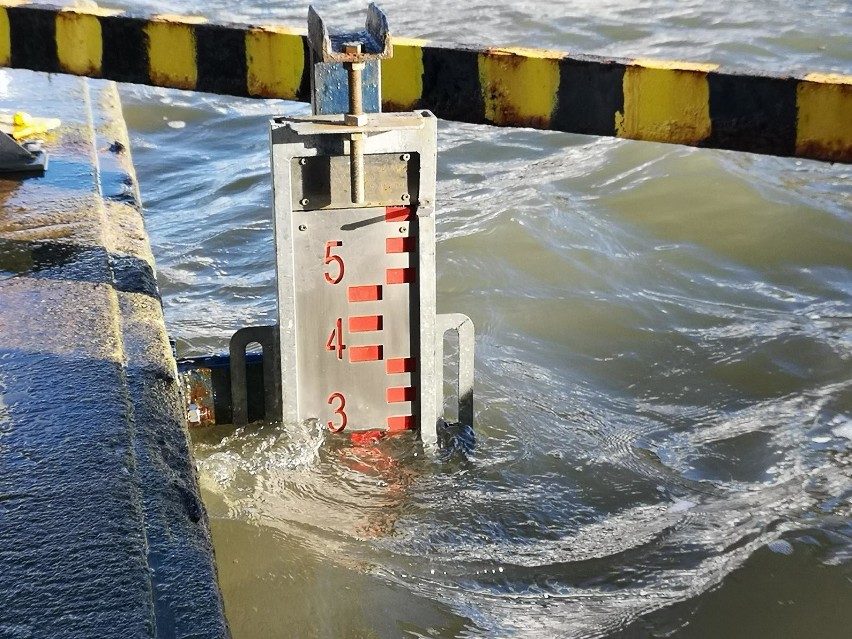 Sztorm w Świnoujściu. Bałtyk zatopił plażę oraz nabrzeża wysp. Takiej sytuacji nie było tu już dawno [ZDJĘCIA]