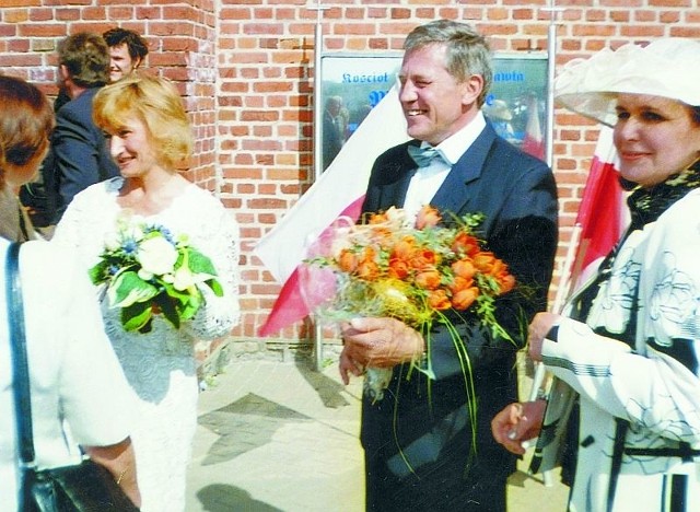 Ania (w białej pięknej sukni) z mężem Jerzym po ceremonii w kościele odbierają gratulacje