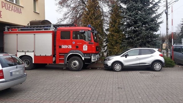 Samochód zastawił wyjazd bojowemu wozowi OSP.