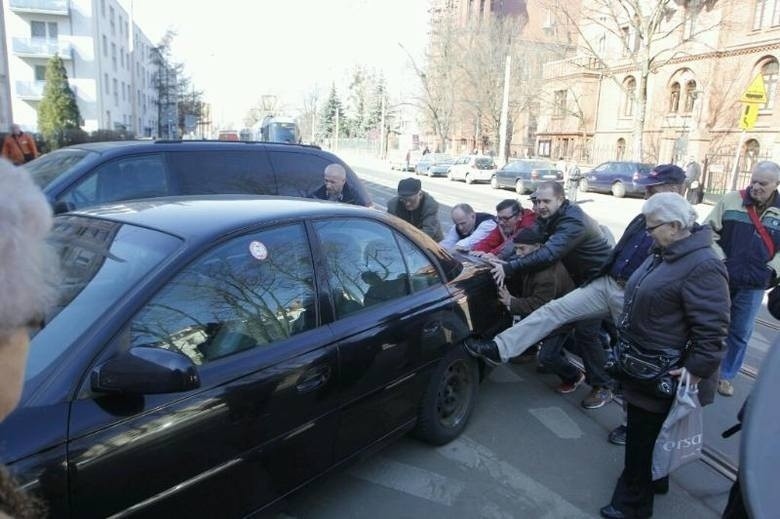 W marcu 2014 r. samochód zablokował torowisko na ul....
