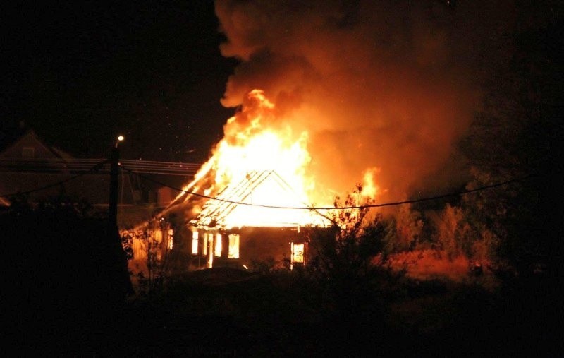 Pożar w Nowodworcach gasiło osiem zastępów strażaków