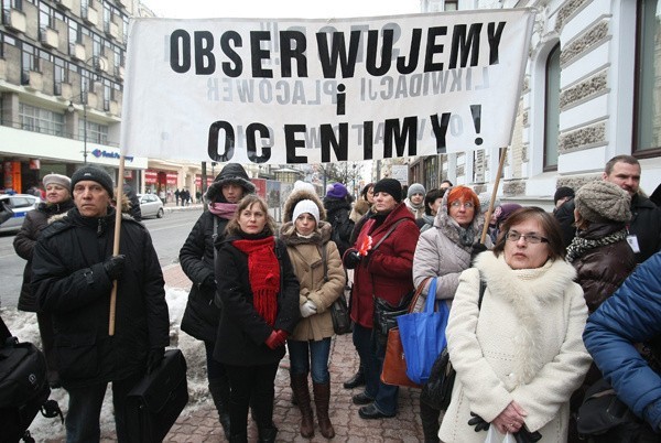 Manifestacja przeciwników prezydent Zdanowskiej  - gwizdy i buczenie  (aktualizacja, film)