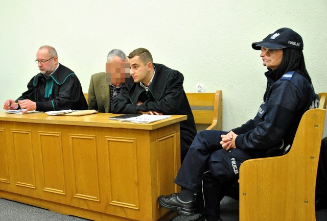 Piotra O. podczas procesu reprezentuje dwóch adwokatów. On sam także zadaje pytania świadkom.
