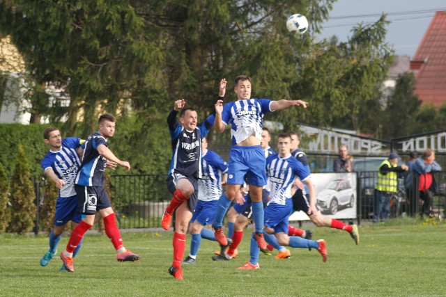 Watkem Korona Bendiks Rzeszów pokonała u siebie Błękitnych Ropczyce 3:0. Wszystkie bramki w tym meczu strzelił Tomasz Walat, a gospodarze cieszą się, bo po wielu miesiącach opuścili strefę spadkową.