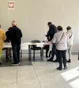 Wybory parlamentarne 2023 i ogólnokrajowe referendum. Spory ruch w lokalach wyborczych w gminie Będzino [ZDJĘCIA]