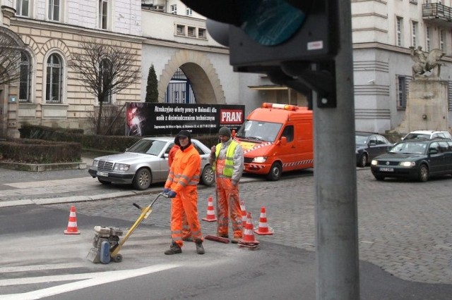 Nowe pasy malowano obok nowej sygnalizacji dla pieszych na ulicy 1 Maja (obok poczty).