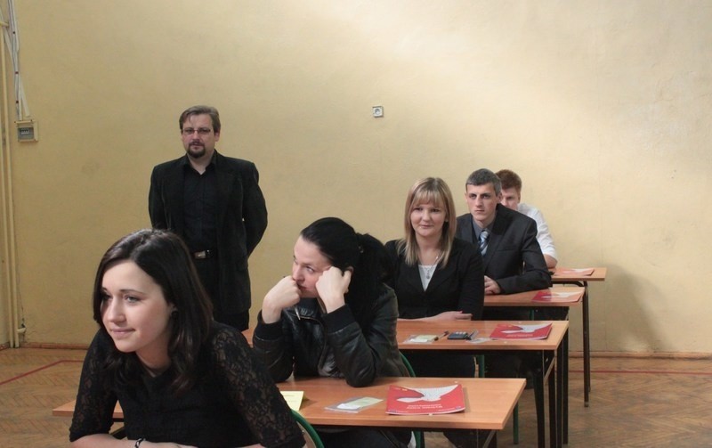Maturzyści z Zespołu Szkół nr 1 CKP w Aleksandrowie Kujawskim przed egzaminem z matematyki