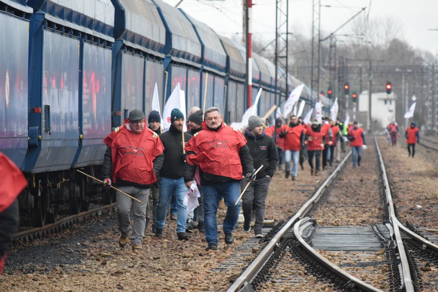 Związkowcy blokują tory do Elektrowni w Łaziskach Górnych