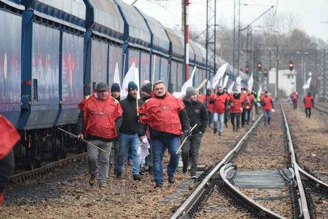 Związkowcy blokują tory do Elektrowni w Łaziskach Górnych