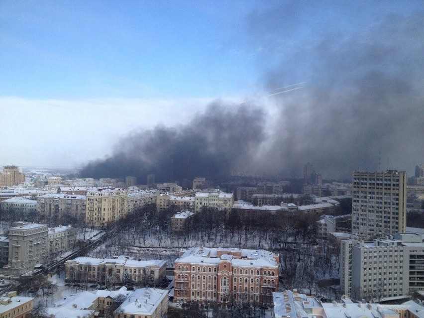 Czarny dym  nad Kijowem. To znak, że na Majdanie znów płoną...