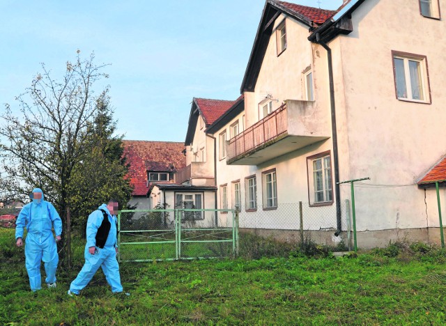 Listopad 2014 roku, grupa dochodzeniowa policji pracuje na tyłach plebanii w Barwicach, w której pobito księdza