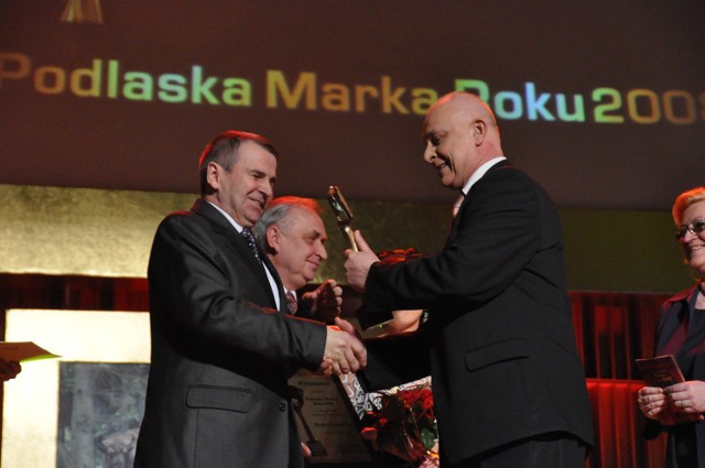 Dariusz Sapiński (z lewej) odbiera statuetkę Podlaskiej Marki Roku