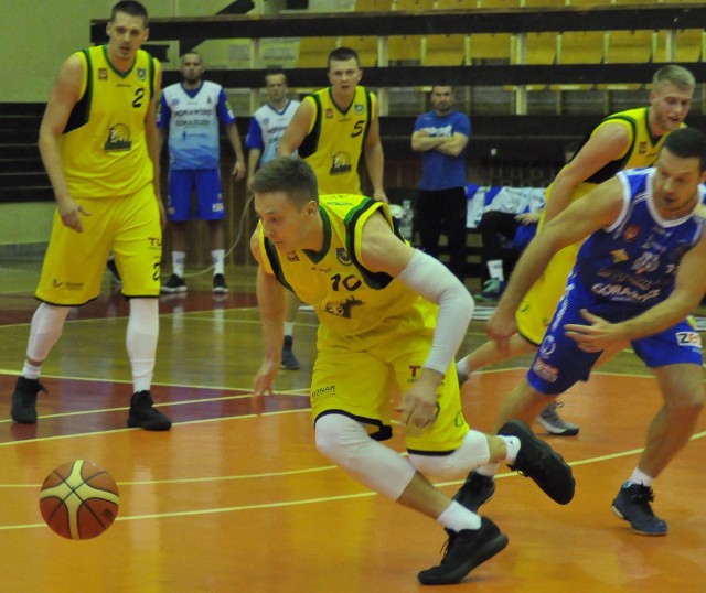 Koszykarze Siarki Tarnobrzeg (żółte stroje) w kiepskim stylu zakończyli tegoroczne występy.