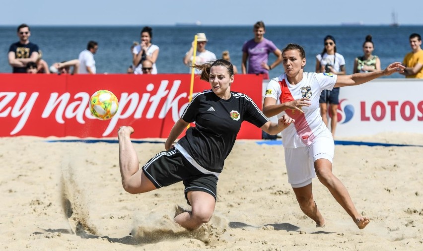 Puchar Polski w beachsoccerze. Piłkarki na gdańskiej plaży, czyli piękno, walka i rywalizacja [zdjęcia]