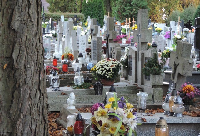 Tak wyglądają cmentarze w Inowrocławiu przed dniem Wszystkich Świętych