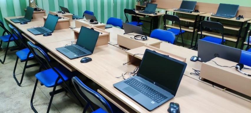 Gmina Policzna. Zespół Szkolno-Przedszkolny w Czarnolesie dostał 17 nowych laptopów