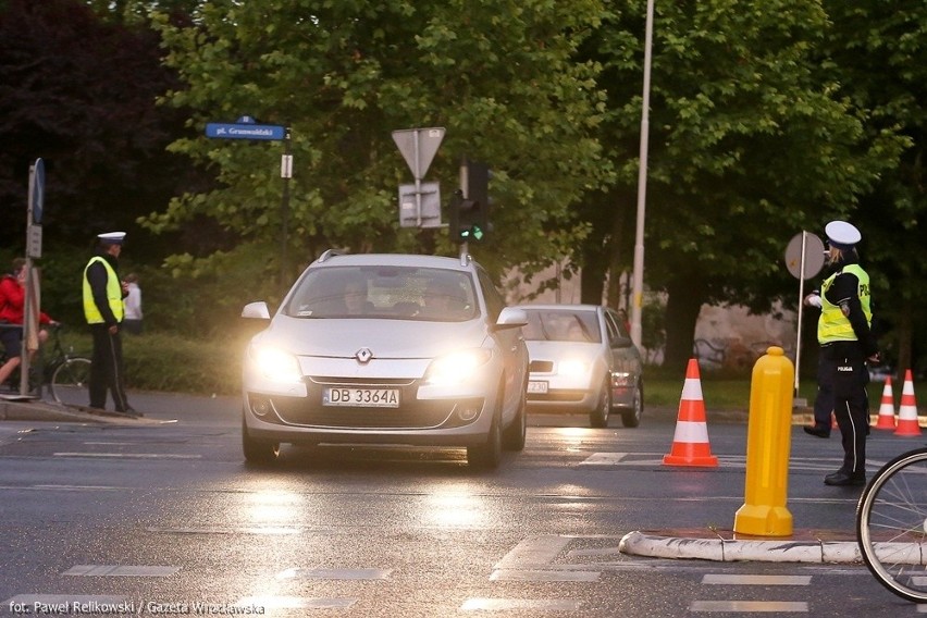 Nocny półmaraton sparaliżował miasto. Korki i zablokowane tramwaje (ZDJĘCIA)