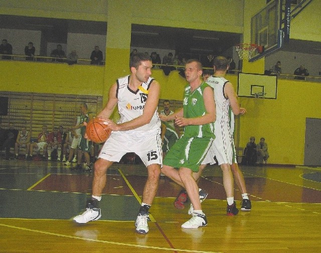 Kamil Zakrzewski (z piłką) był najskuteczniejszym koszykarzem Tura w obydwu ostatnich meczach