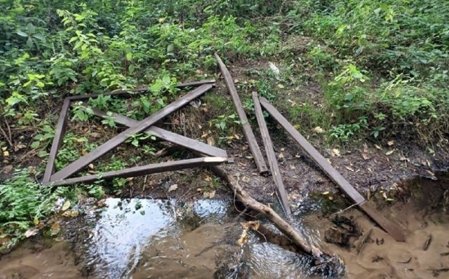 Teren, który ma służyć mieszkańcom i turystom wygląda jak po przejściu potężnej nawałnicy.