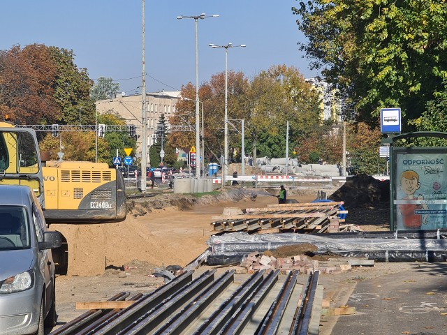 Prace torowe w ciągu ulicy Warneńczyka